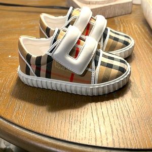 Infant Burberry shoes size 21 EUR like new worn only once.